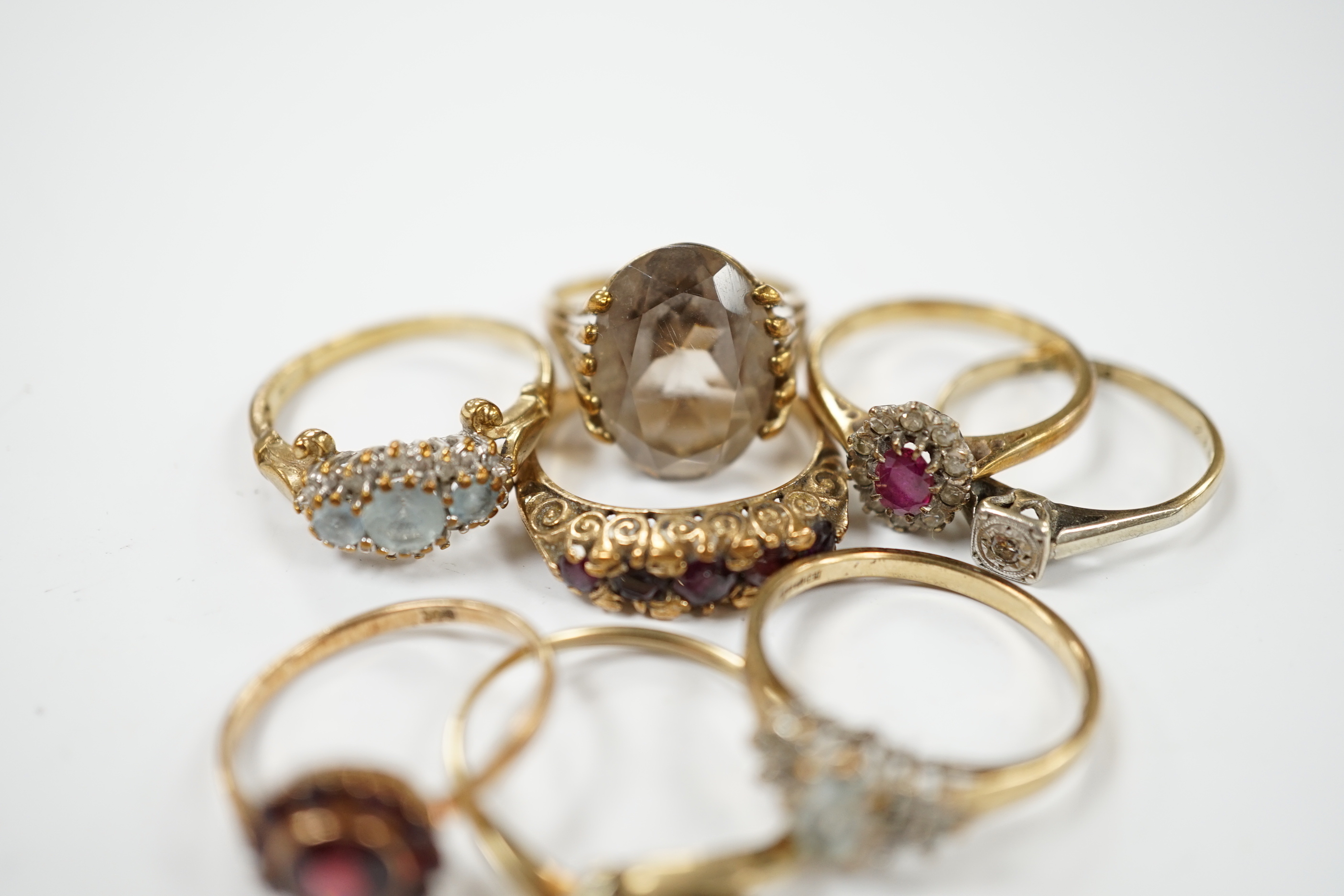 Eight assorted mainly modern 9ct gold and gem set dress rings, including diamond and garnet, 19.5 grams.